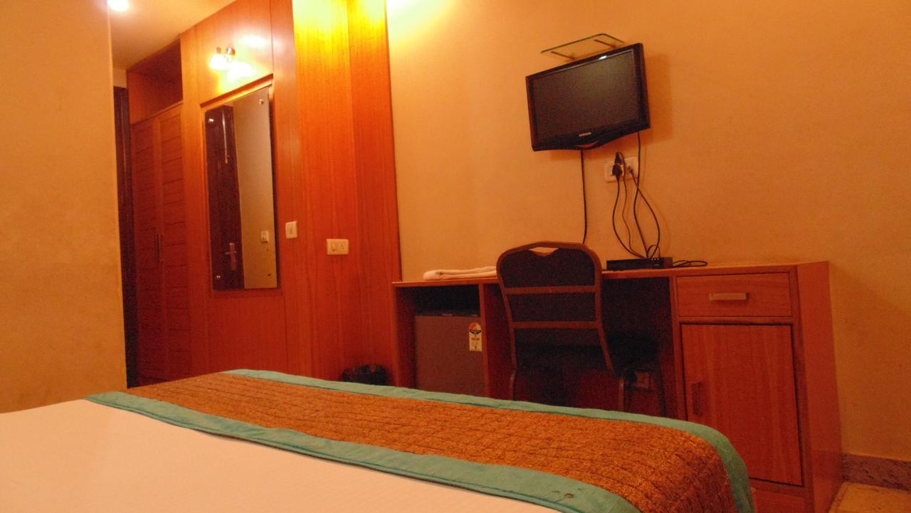 Hotel Maharaja Дели Экстерьер фото